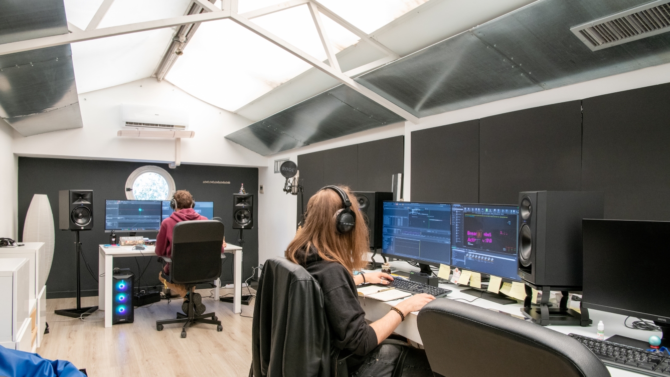 Centounopercento's team members working in the office