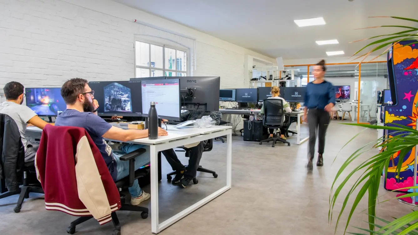 Modern Offiice Centounopercento's team members working in the office